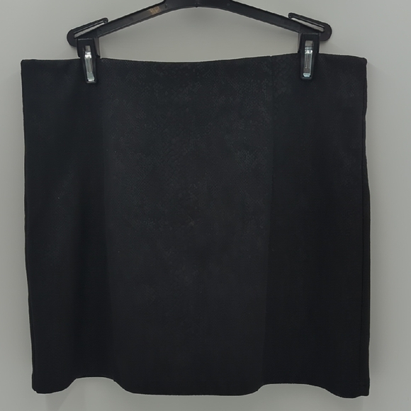 eesome Dresses & Skirts - Ee:some Black Snakeprint Pencil Mini Skirt Medium Zip Up A-line Party